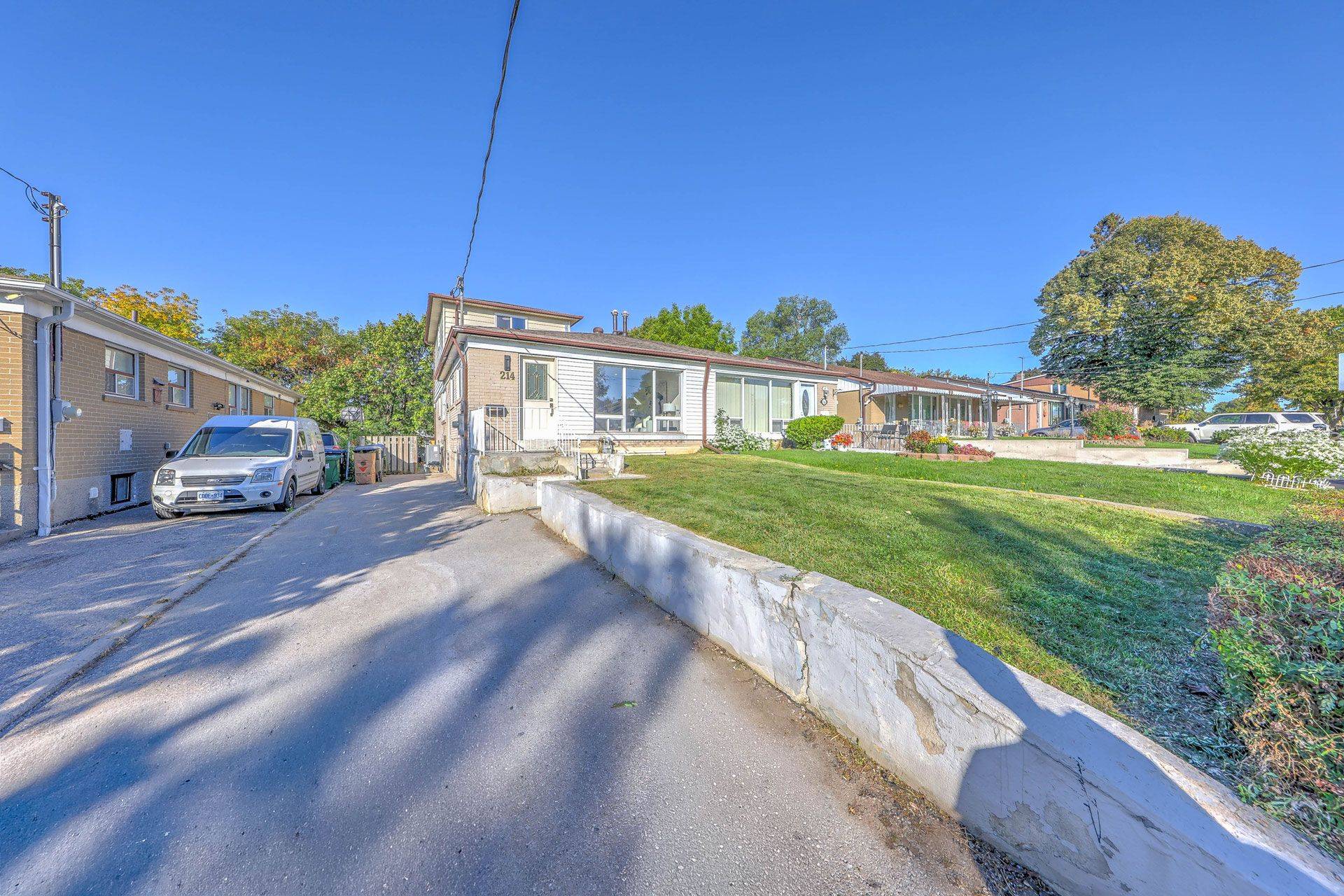 Toronto E04, ON M1K 3H8,214 Linden AVE #Main