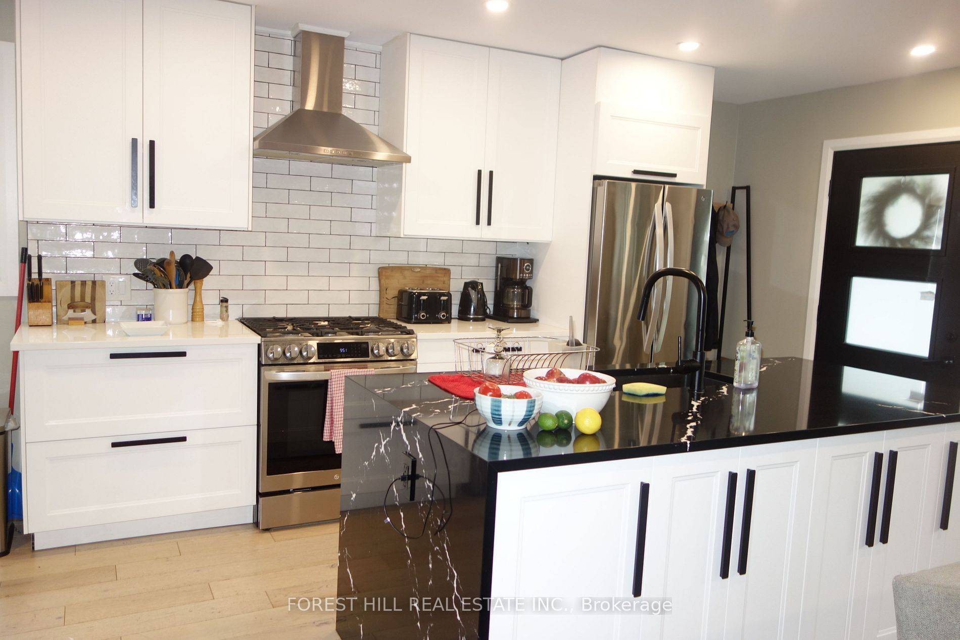 Collingwood, ON L9Y 4P2,6 Leslie DR