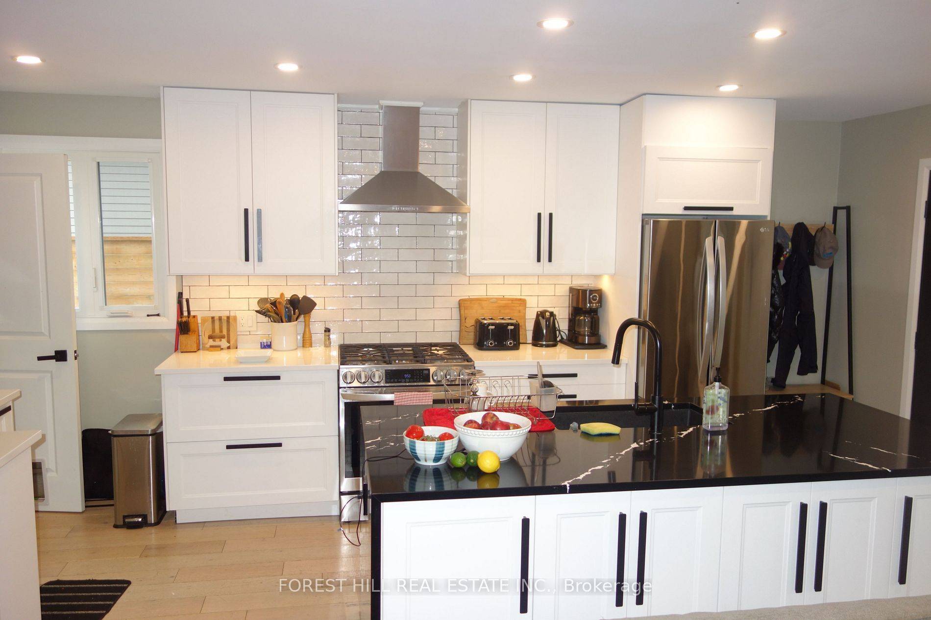 Collingwood, ON L9Y 4P2,6 Leslie DR