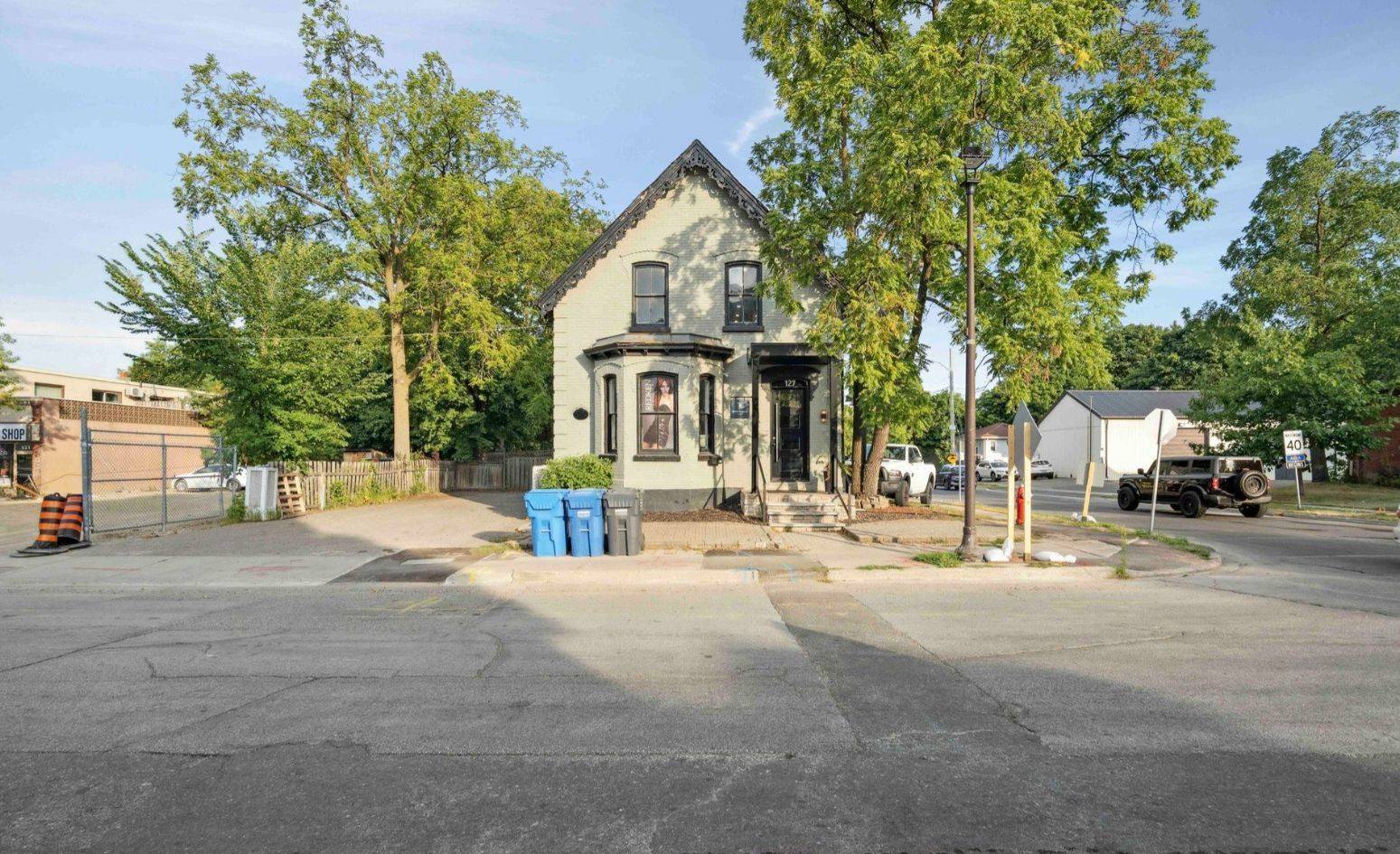 Brampton, ON L6Y 1M3,127 Queen ST W