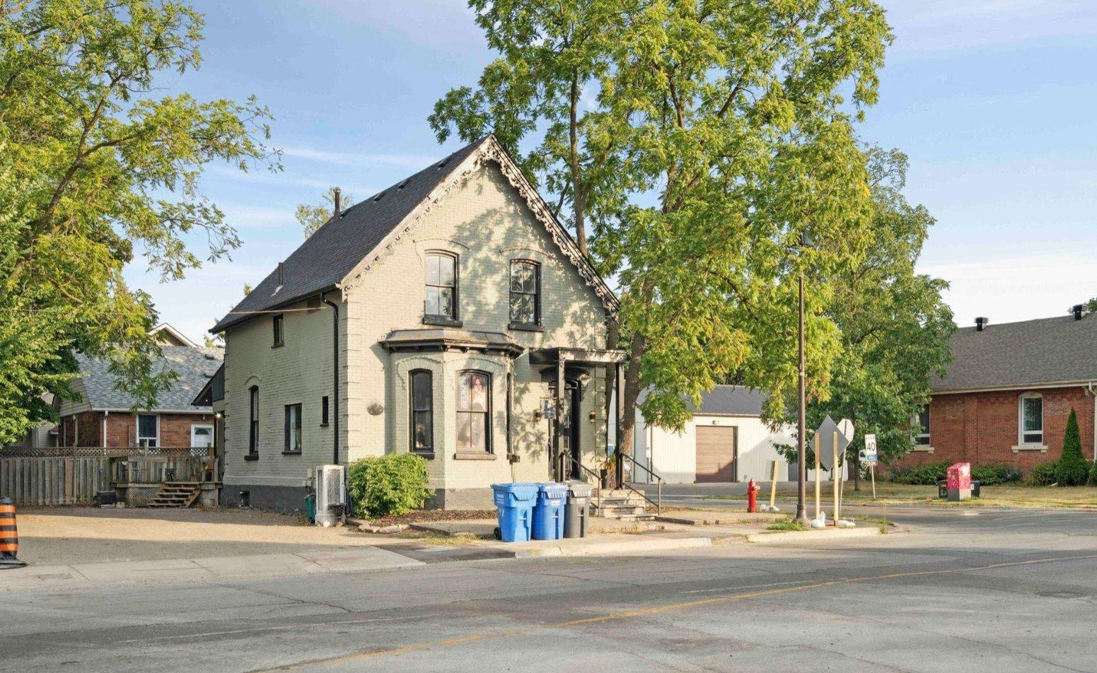 Brampton, ON L6Y 1M3,127 Queen ST W