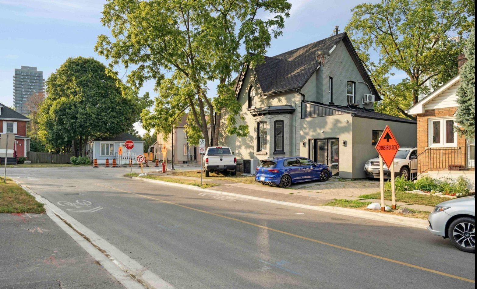 Brampton, ON L6Y 1M3,127 Queen ST W