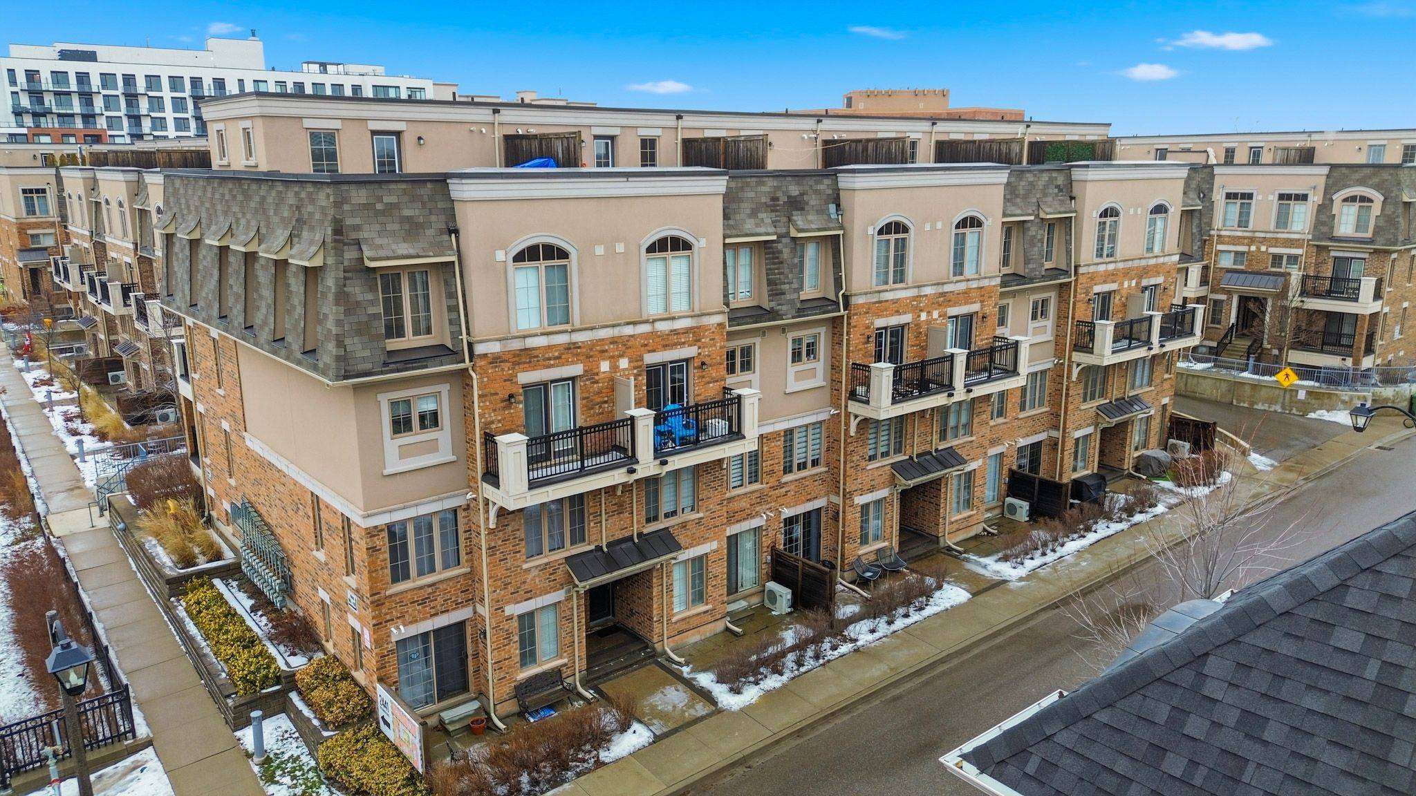 Oakville, ON L6M 0S4,2441 Greenwich DR #106