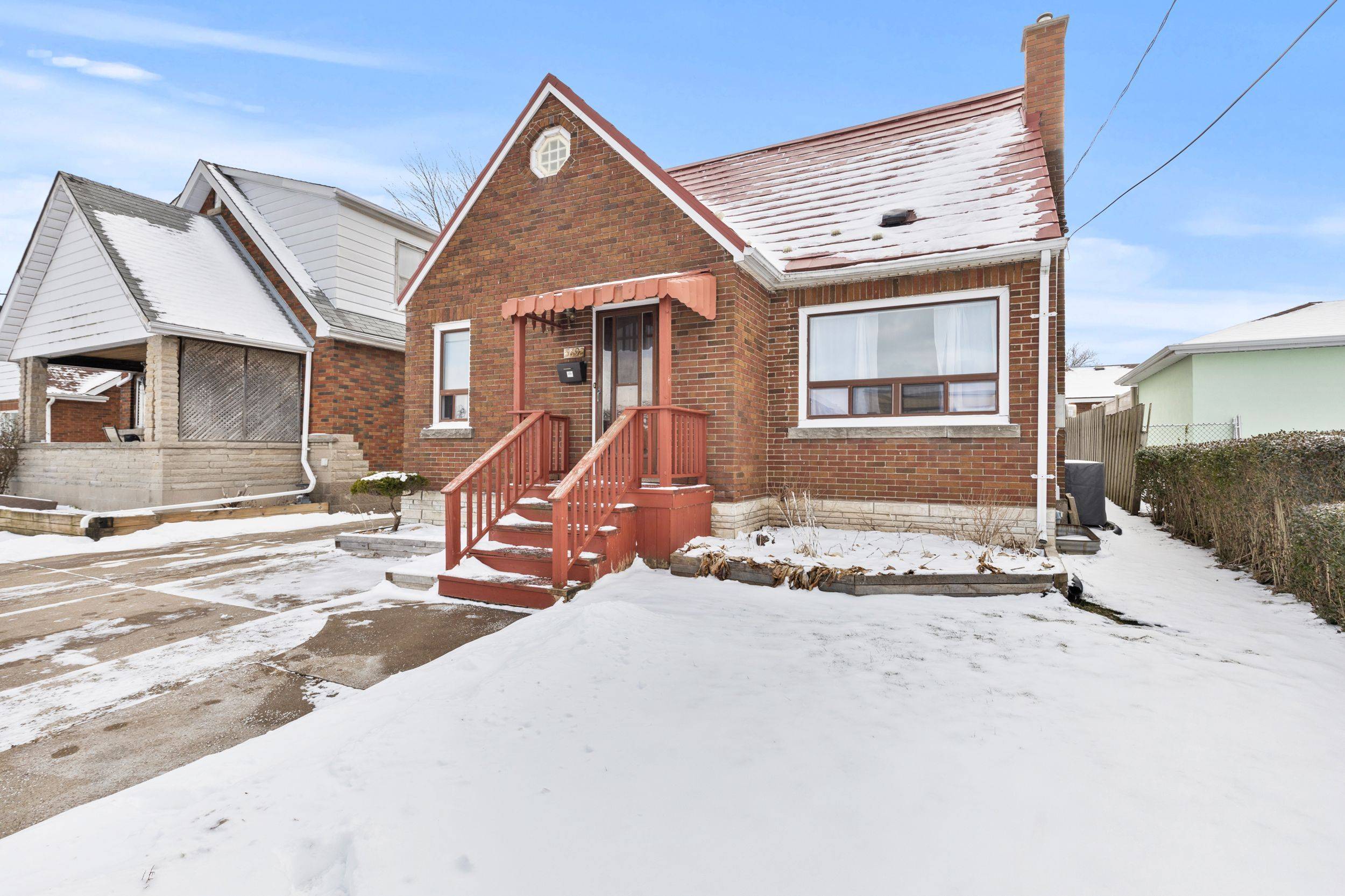 Niagara Falls, ON L2G 1J5,5692 North ST