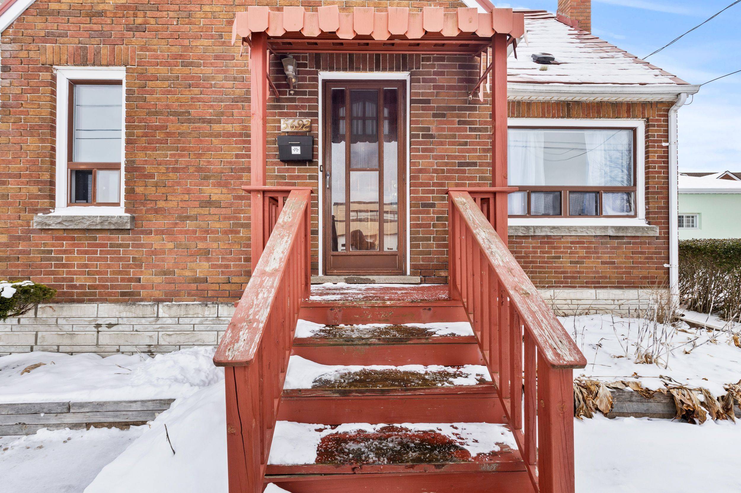 Niagara Falls, ON L2G 1J5,5692 North ST