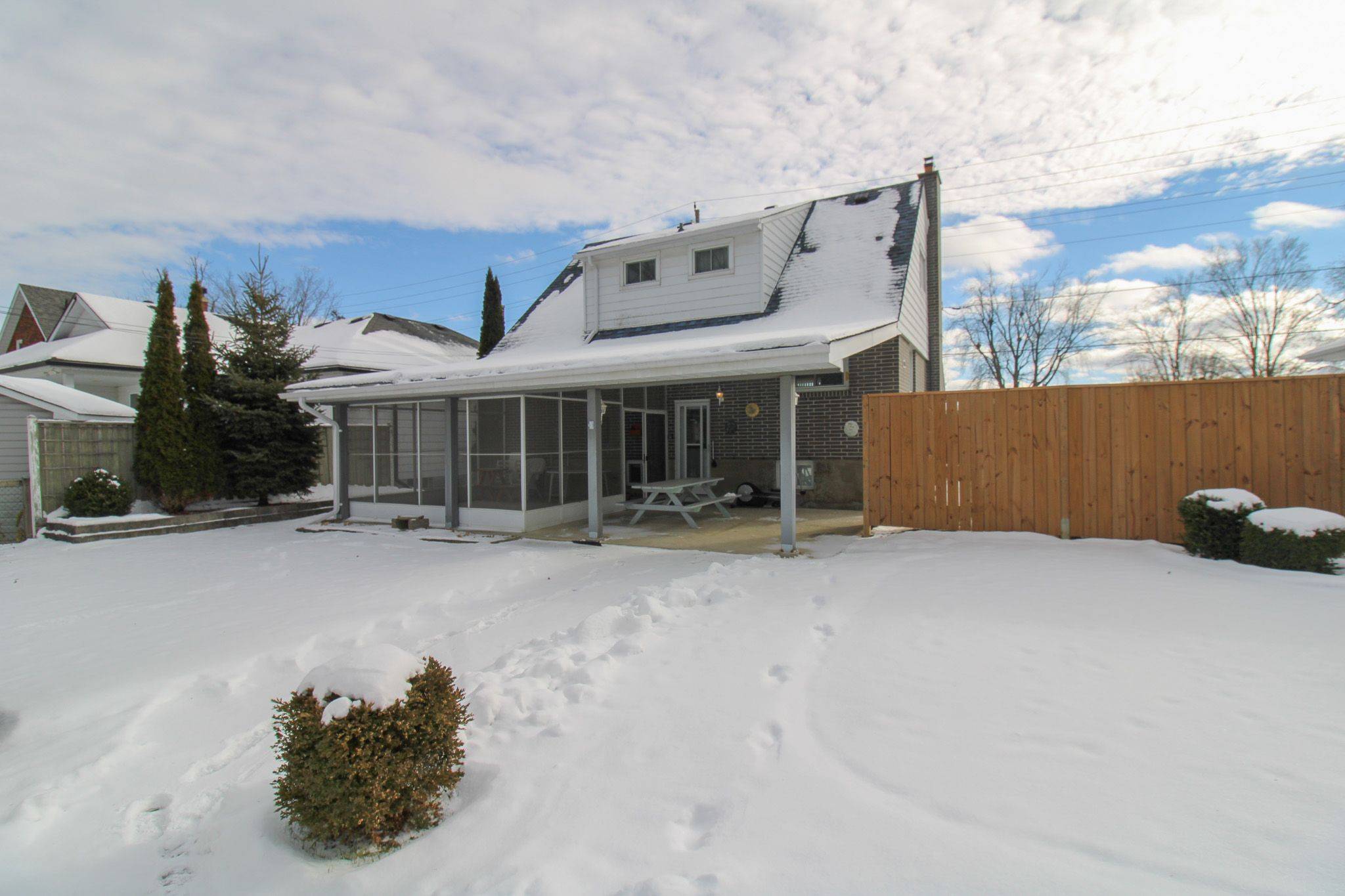 Peterborough, ON K9J 3Z8,636 Cameron ST