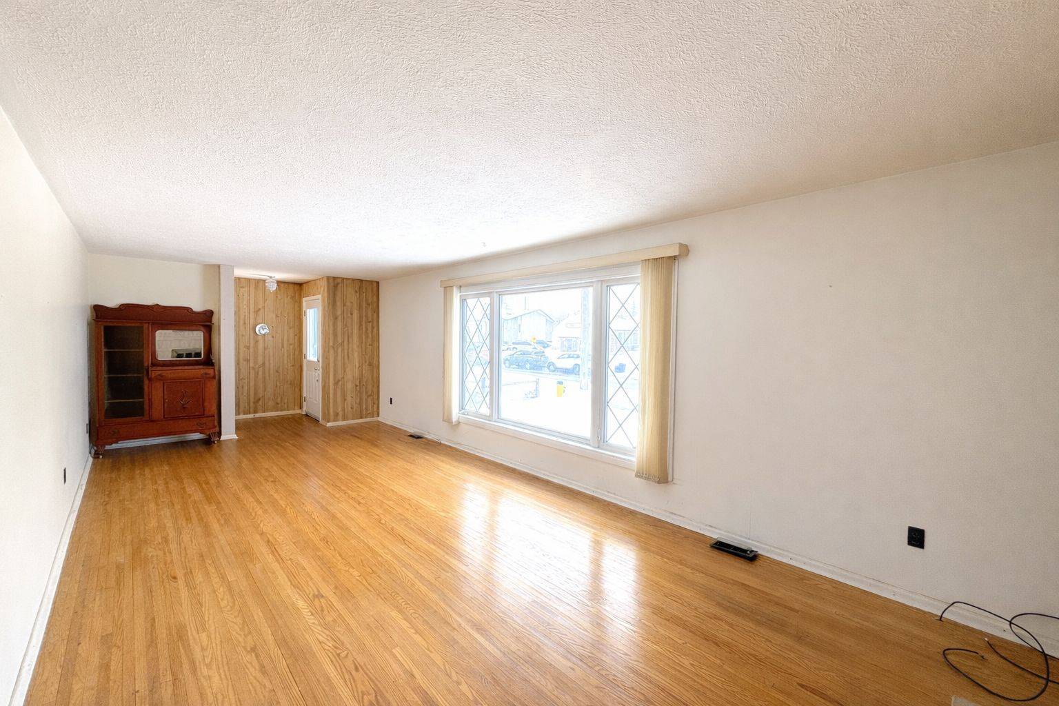 Peterborough, ON K9J 3Z8,636 Cameron ST