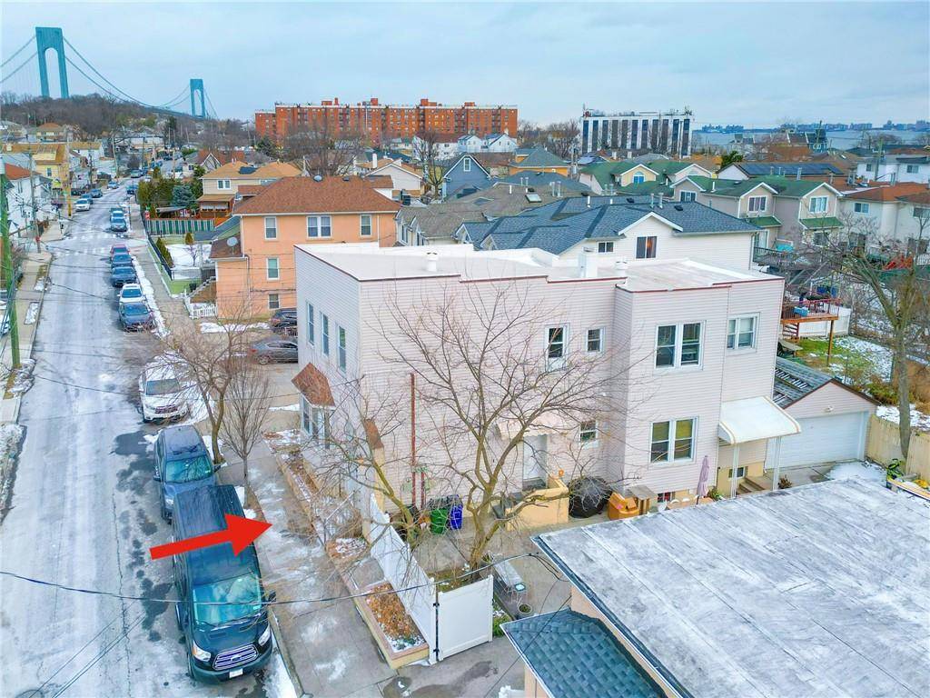 Staten  Island, NY 10305,98 Robin RD