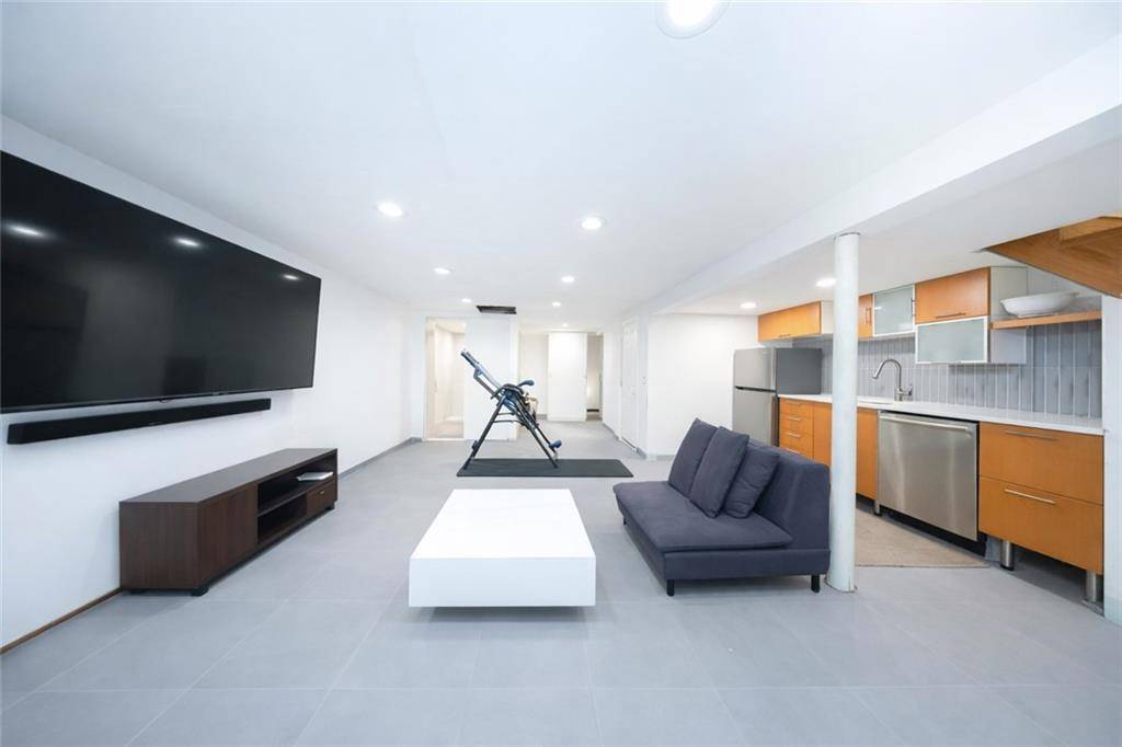 Staten  Island, NY 10305,98 Robin RD