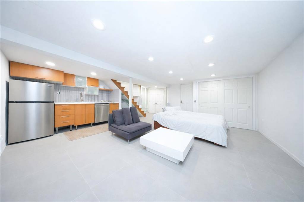 Staten  Island, NY 10305,98 Robin RD