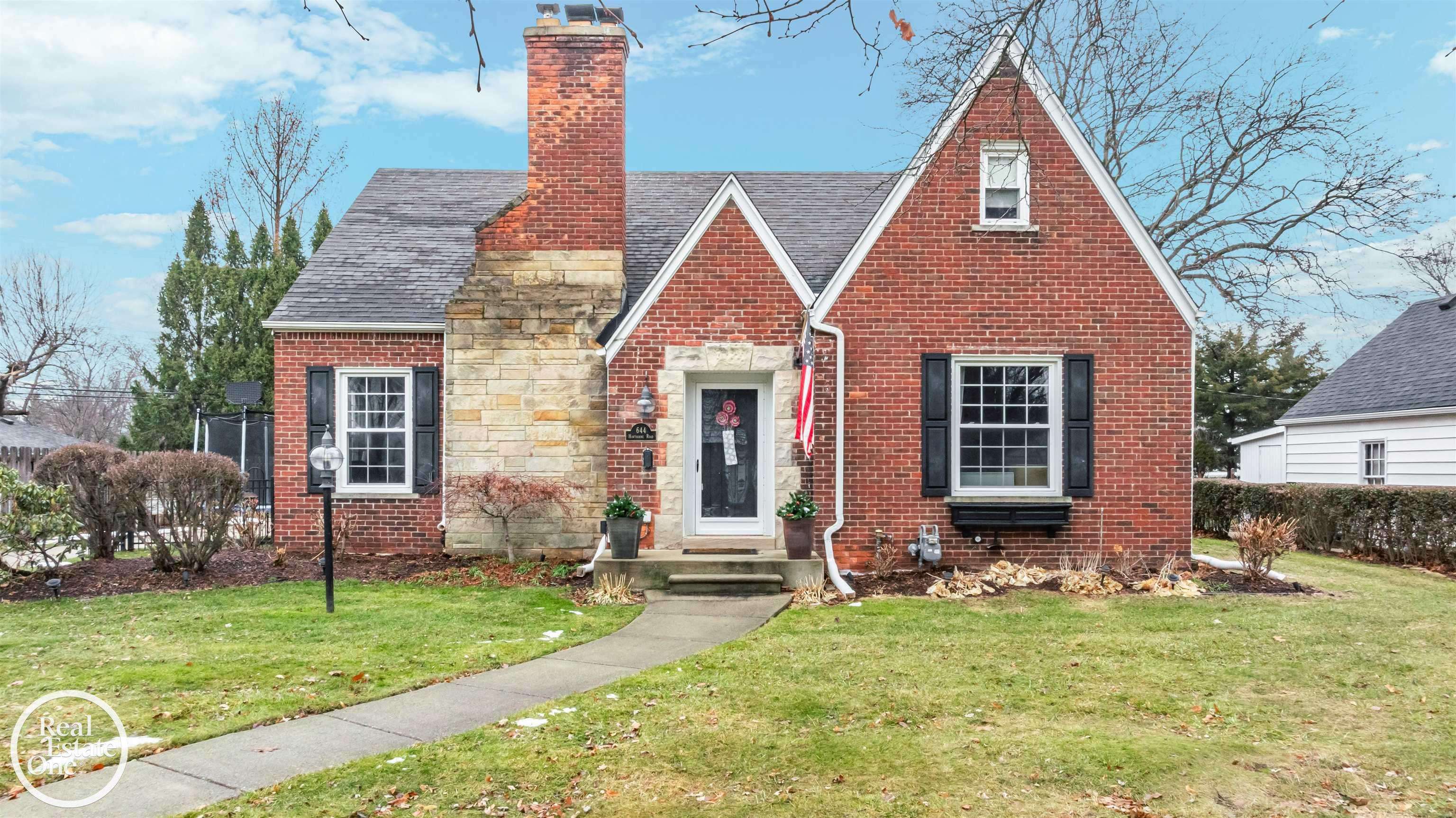 Grosse Pointe Woods, MI 48236,644 Hawthorne RD