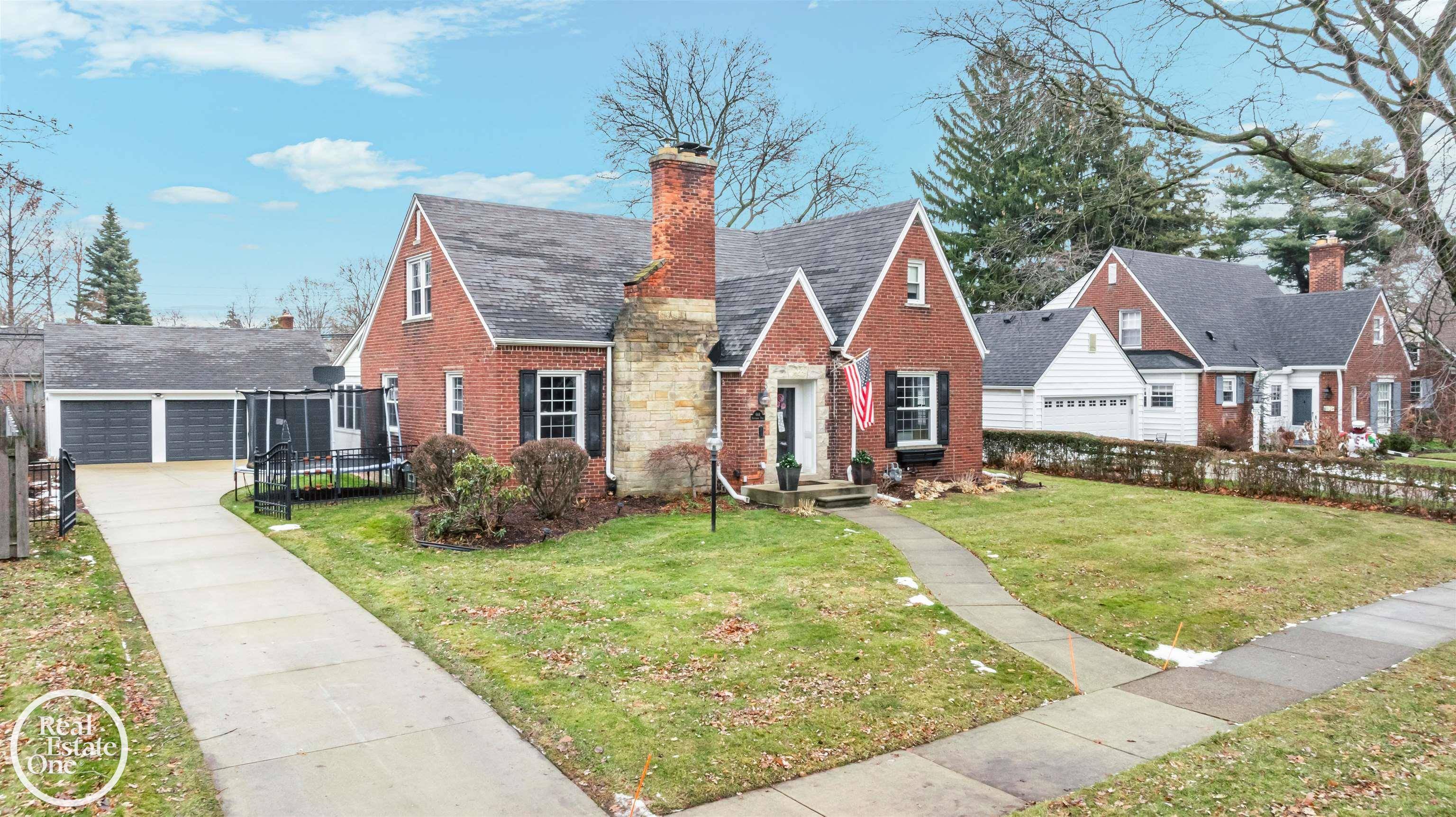 Grosse Pointe Woods, MI 48236,644 Hawthorne RD