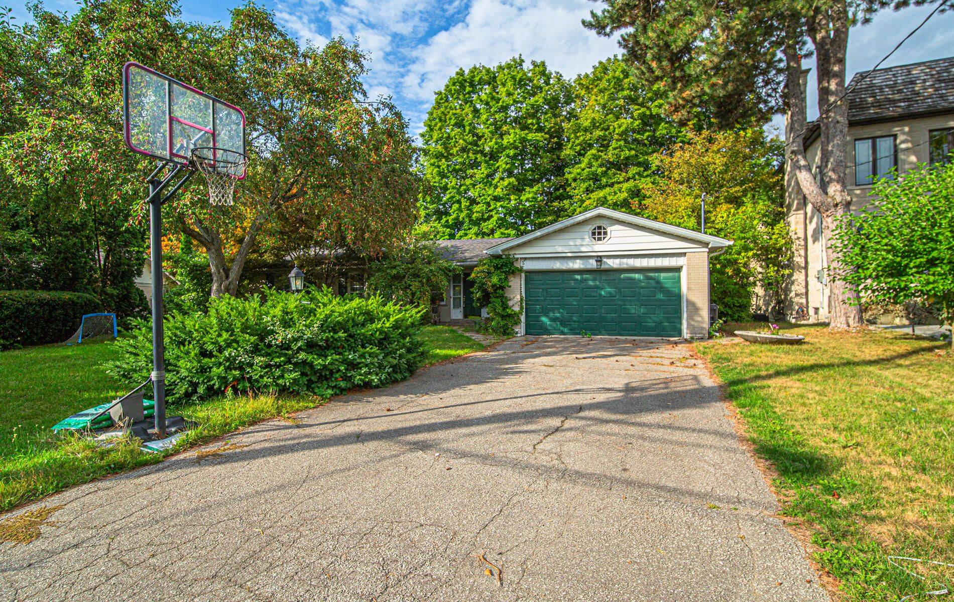 Toronto C13, ON M3B 1J9,15 Artinger CT