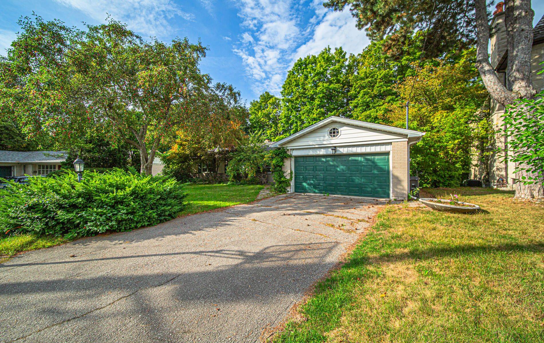 Toronto C13, ON M3B 1J9,15 Artinger CT