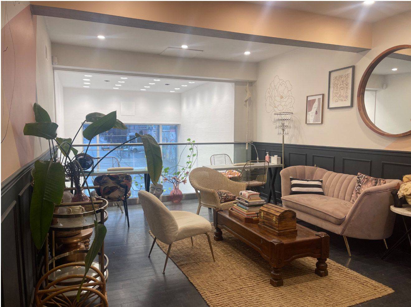 Toronto C01, ON M6J 1G1,829 Queen ST W