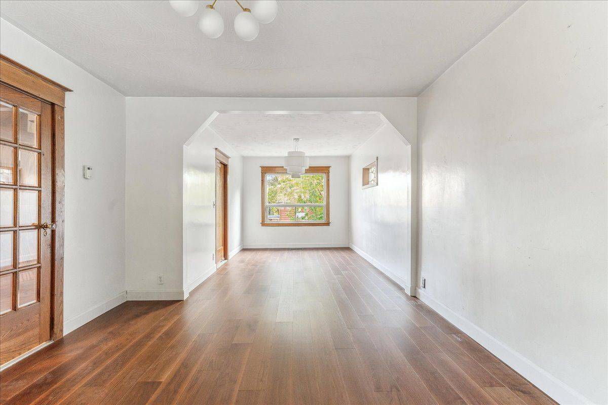 Toronto E03, ON M4J 1P3,89 Strathmore BLVD #Upper