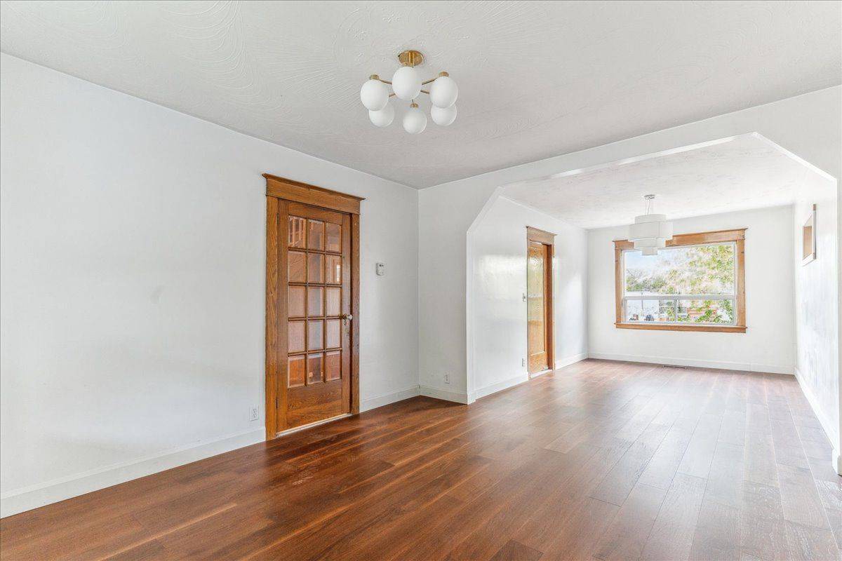 Toronto E03, ON M4J 1P3,89 Strathmore BLVD #Upper