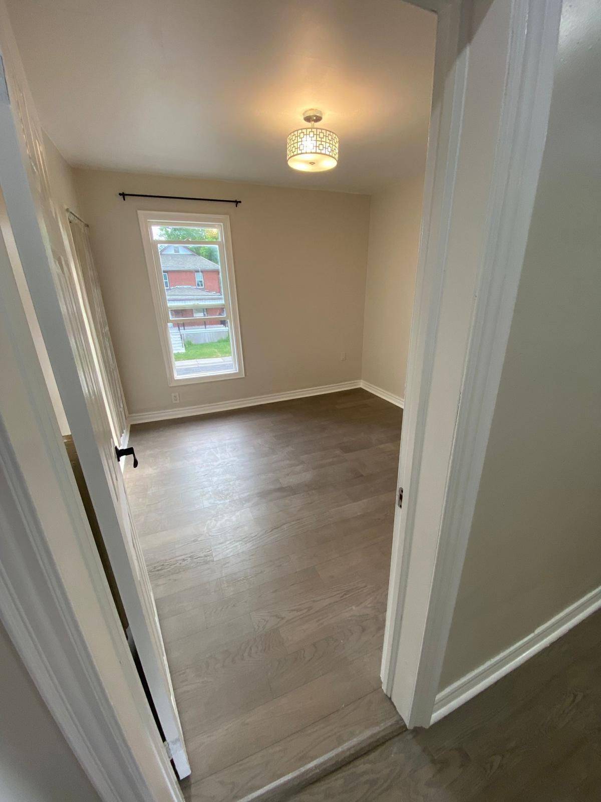 Oshawa, ON L1H 4R4,201 Albert ST #Upper