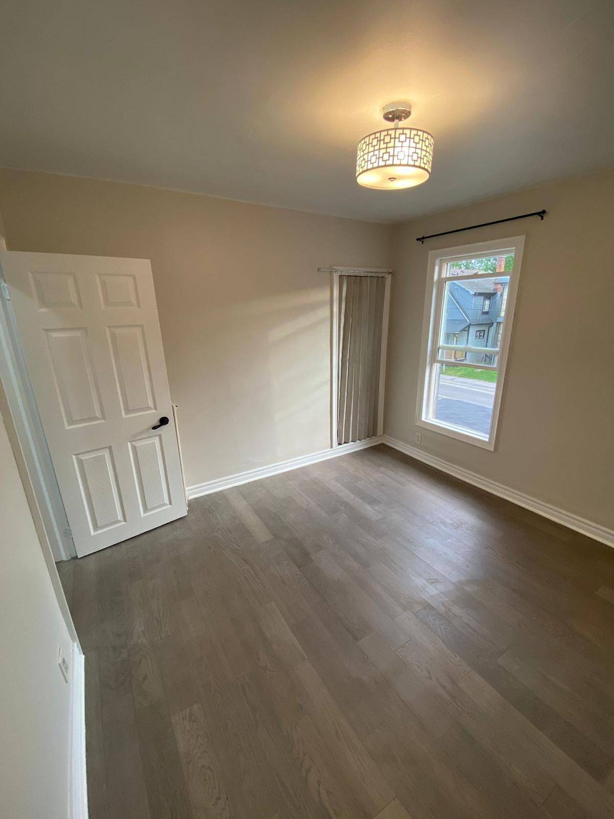 Oshawa, ON L1H 4R4,201 Albert ST #Upper