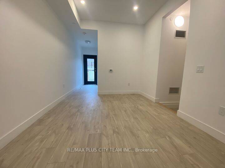 Toronto E06, ON M1N 0B9,176 Clonmore DR #BlkA#16