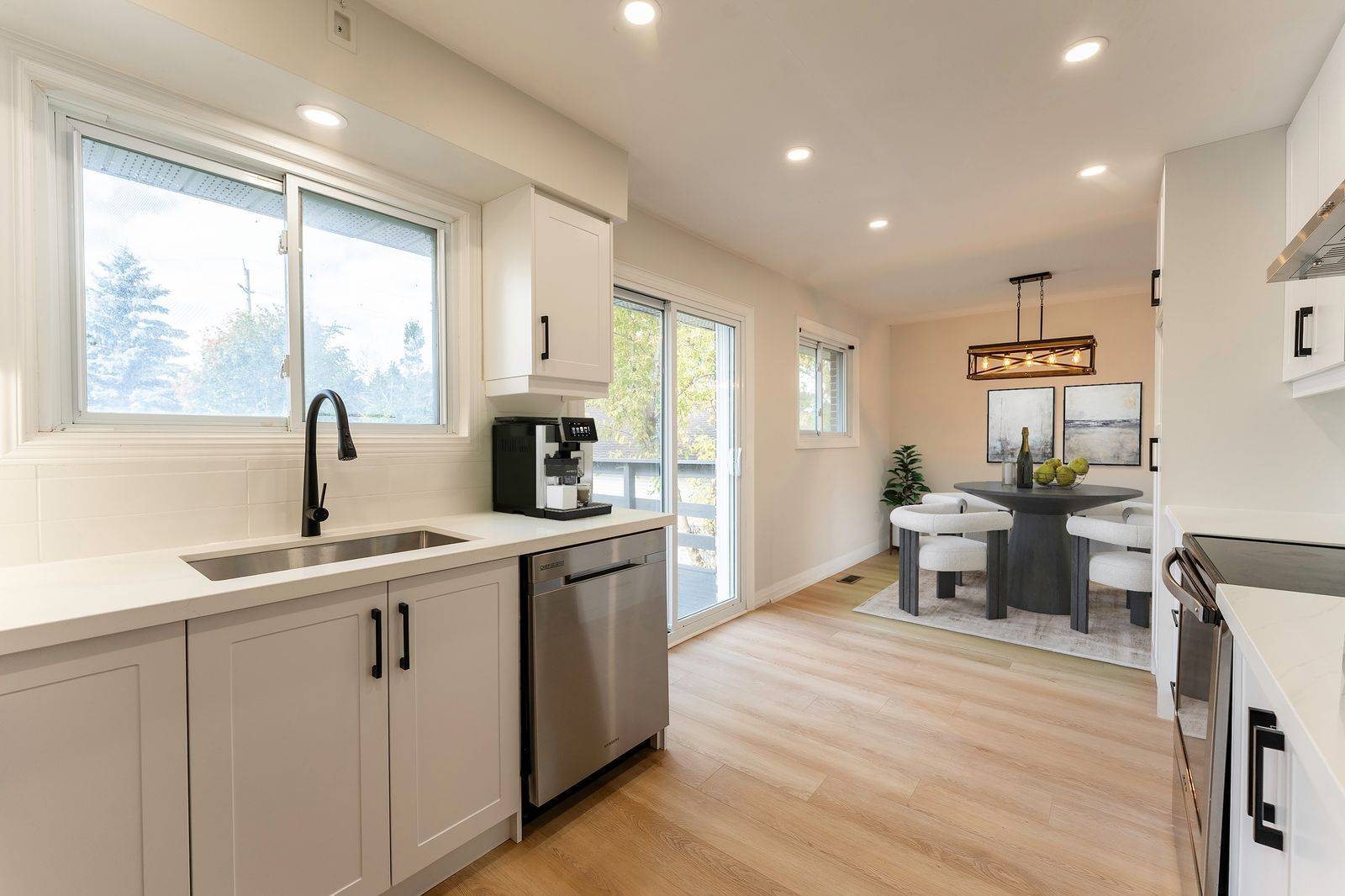 Barrie, ON L4M 3X2,262 Duckworth ST