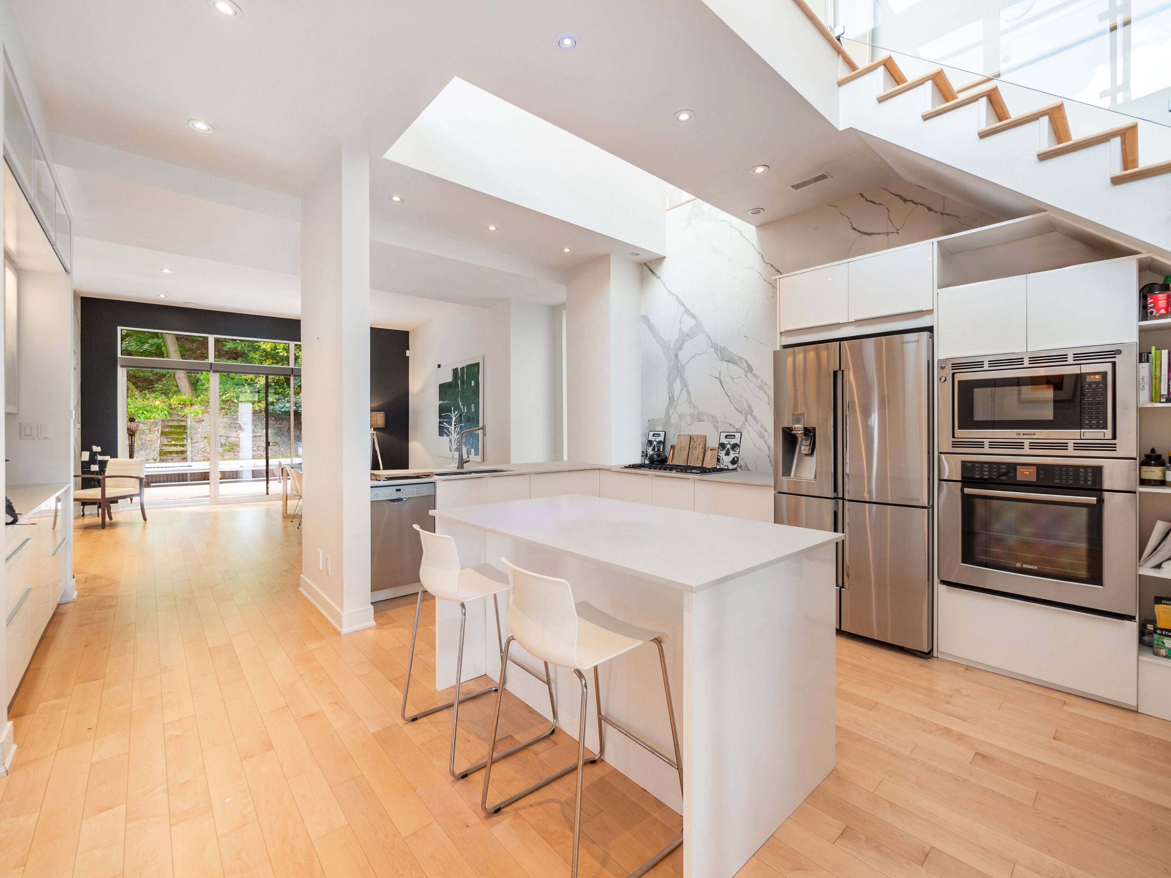 Toronto W01, ON M6S 3T3,88 South Kingsway WAY