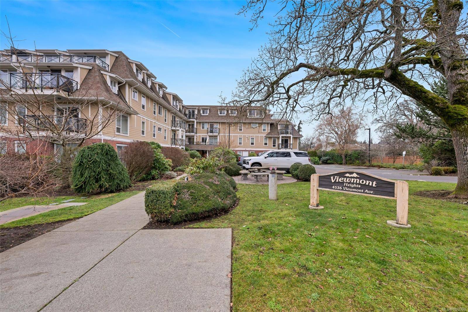 Saanich, BC V8Z 5L3,4536 Viewmont Ave #301