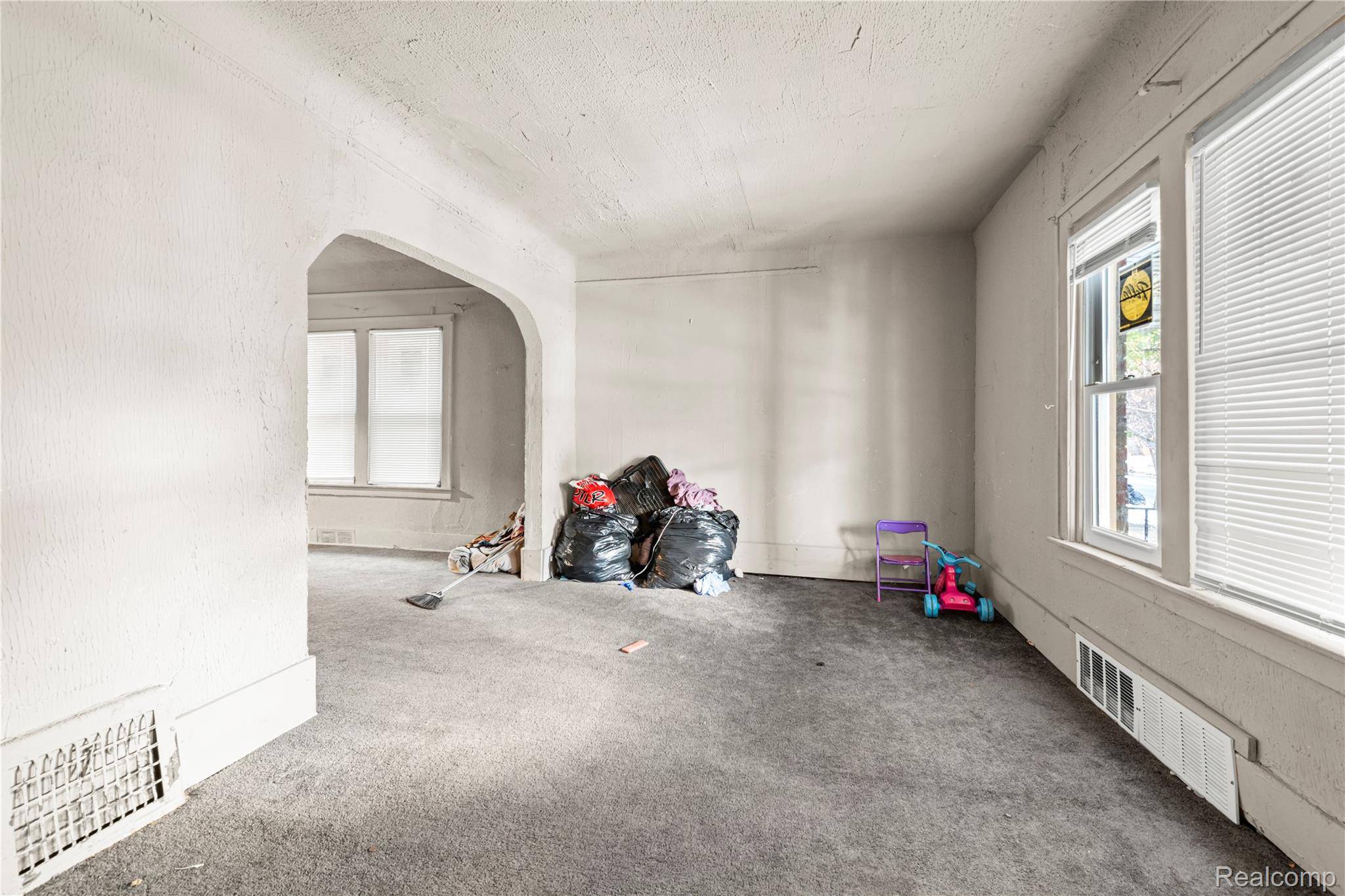 Detroit, MI 48213,5856 Barrett ST