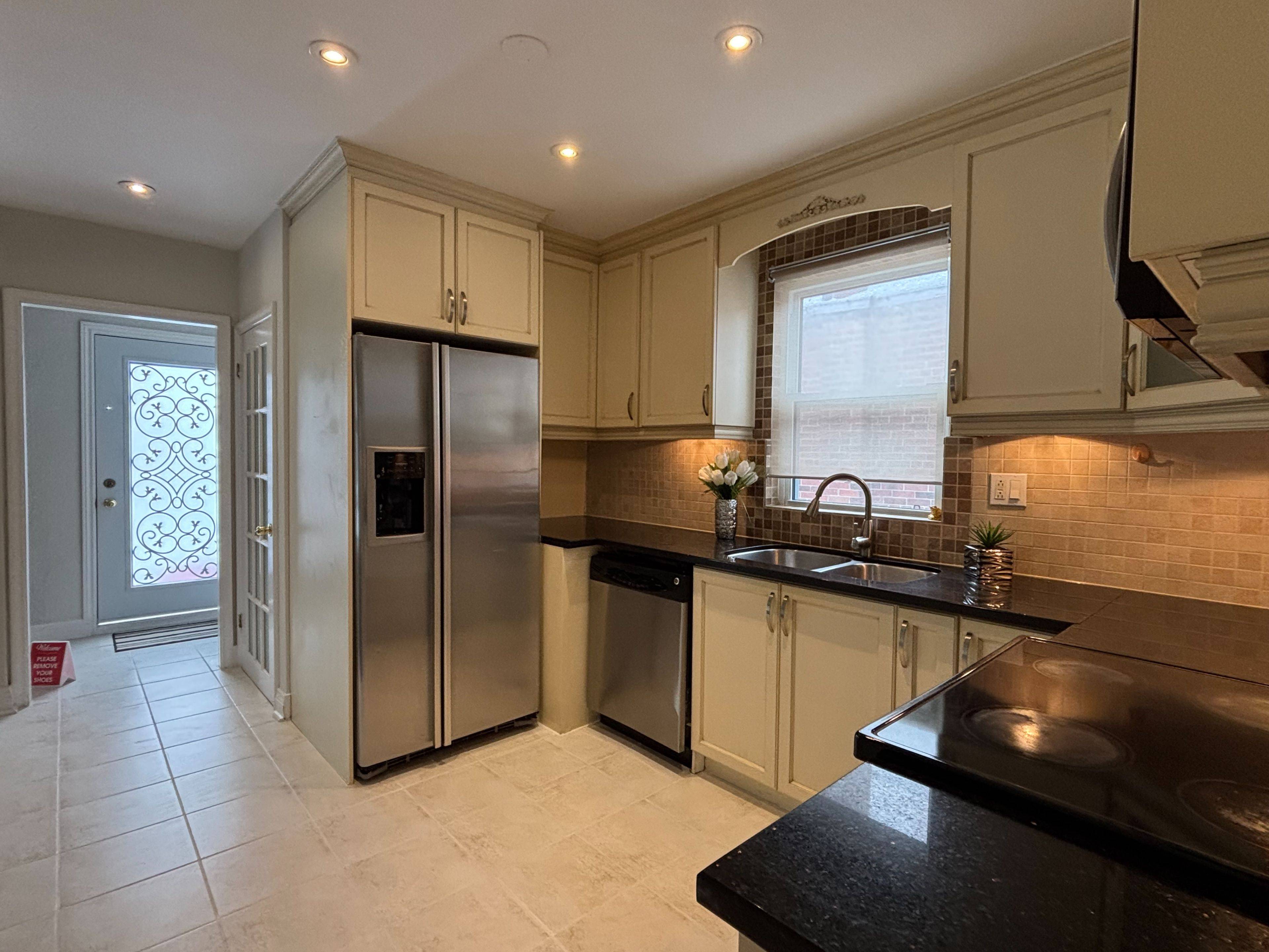 Toronto C07, ON M2N 1J4,138 Poyntz AVE