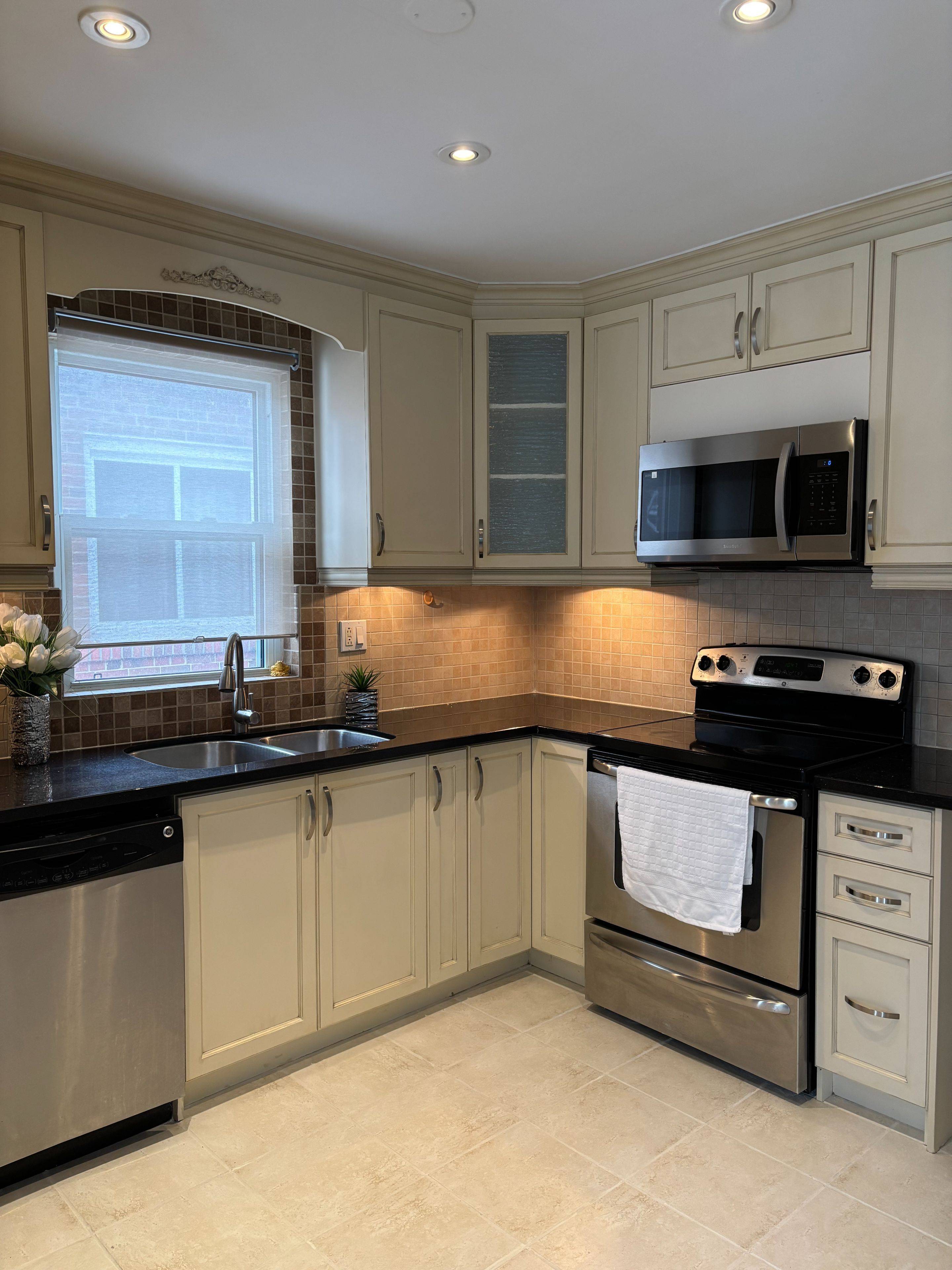 Toronto C07, ON M2N 1J4,138 Poyntz AVE