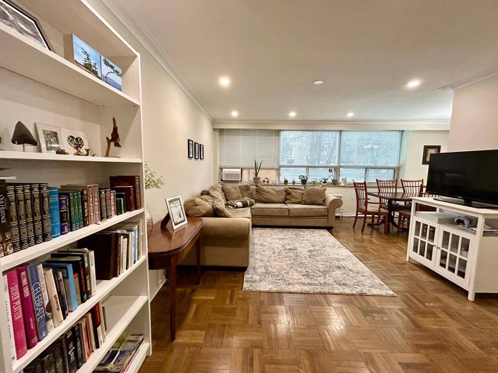 Toronto C04, ON M6B 2S4,6 MEADOWBROOK RD