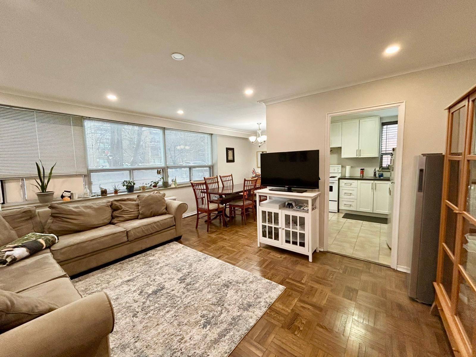 Toronto C04, ON M6B 2S4,6 MEADOWBROOK RD