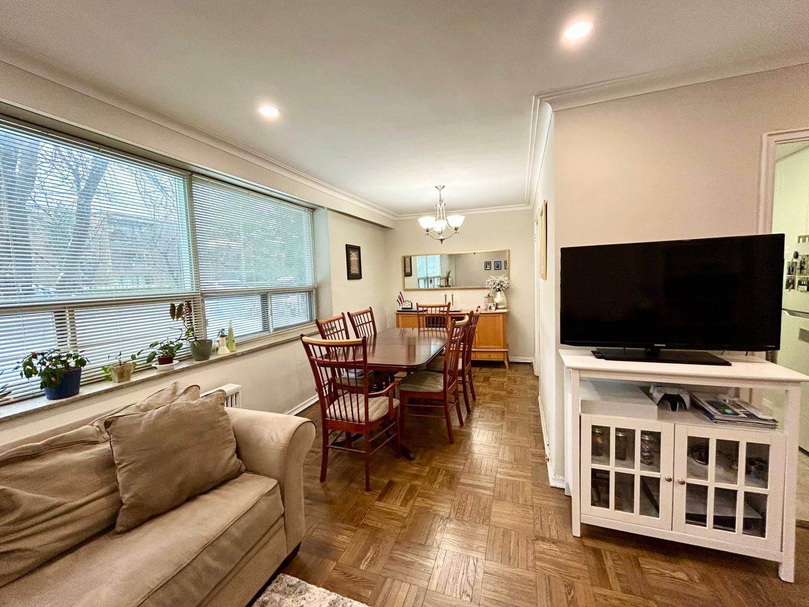 Toronto C04, ON M6B 2S4,6 MEADOWBROOK RD