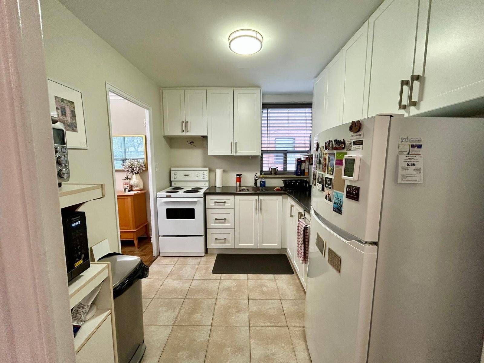 Toronto C04, ON M6B 2S4,6 MEADOWBROOK RD