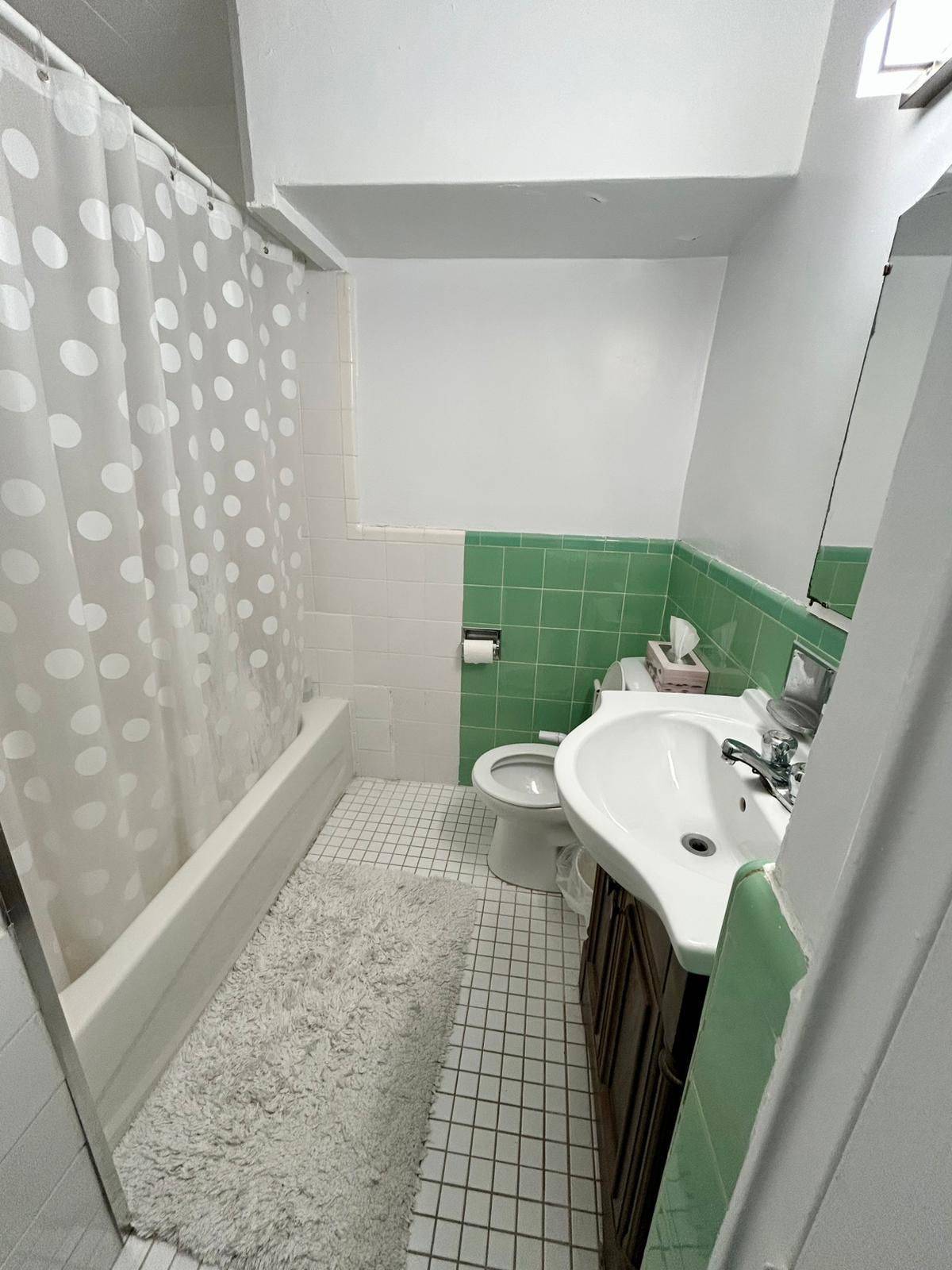 Toronto C04, ON M6B 2S4,6 MEADOWBROOK RD