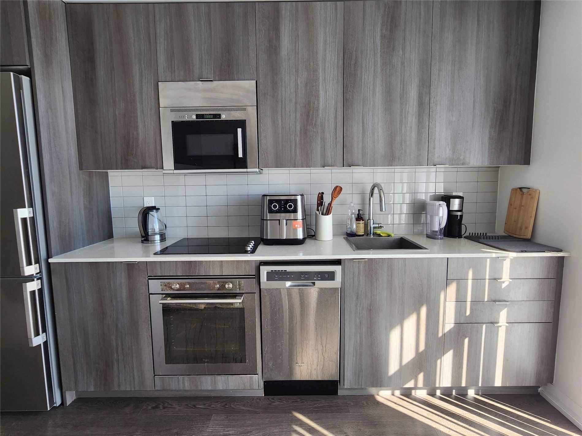 Toronto C10, ON M4P 1Y5,101 Erskine AVE #1406