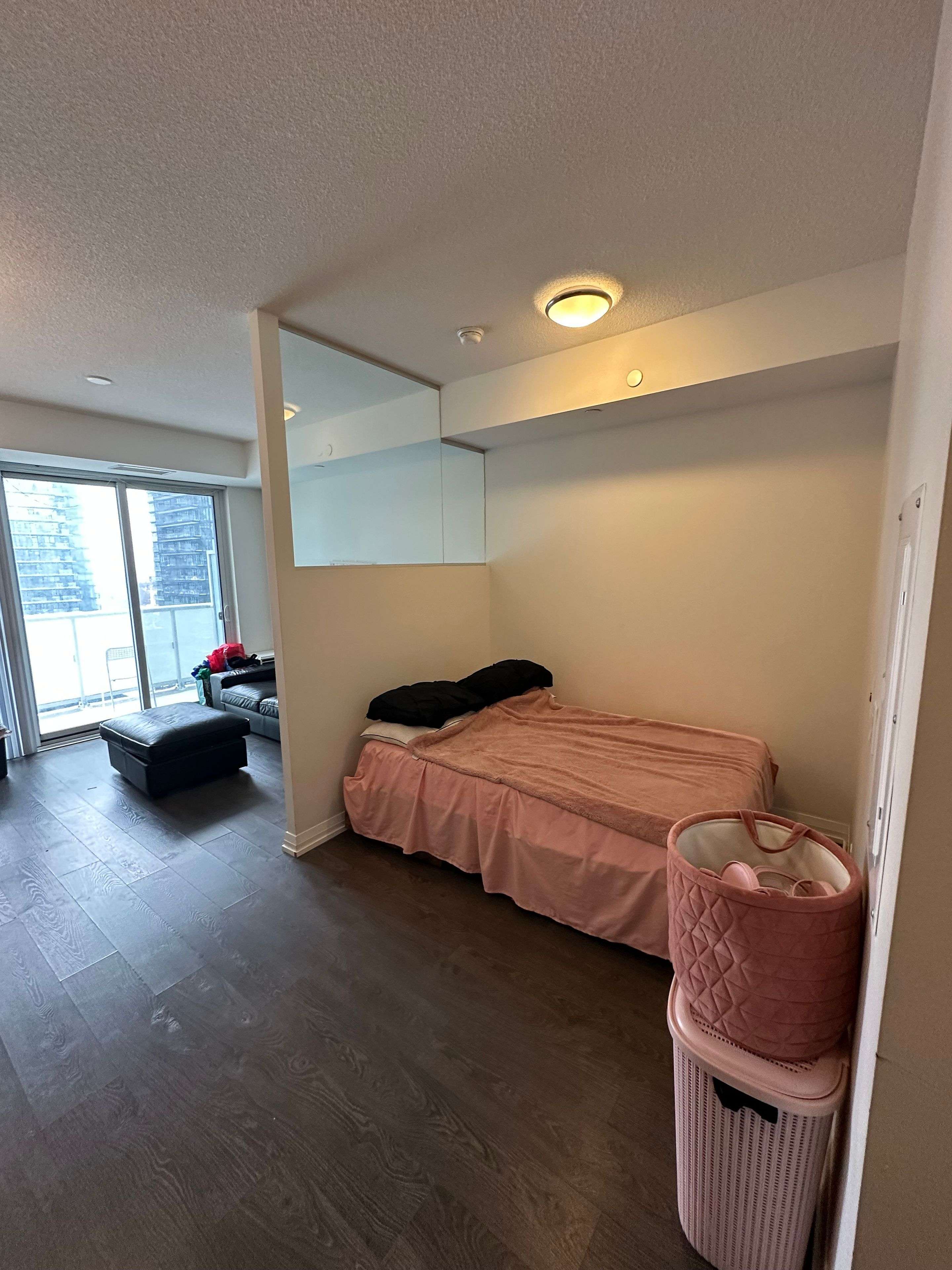 Toronto C10, ON M4P 1Y5,101 Erskine AVE #1406