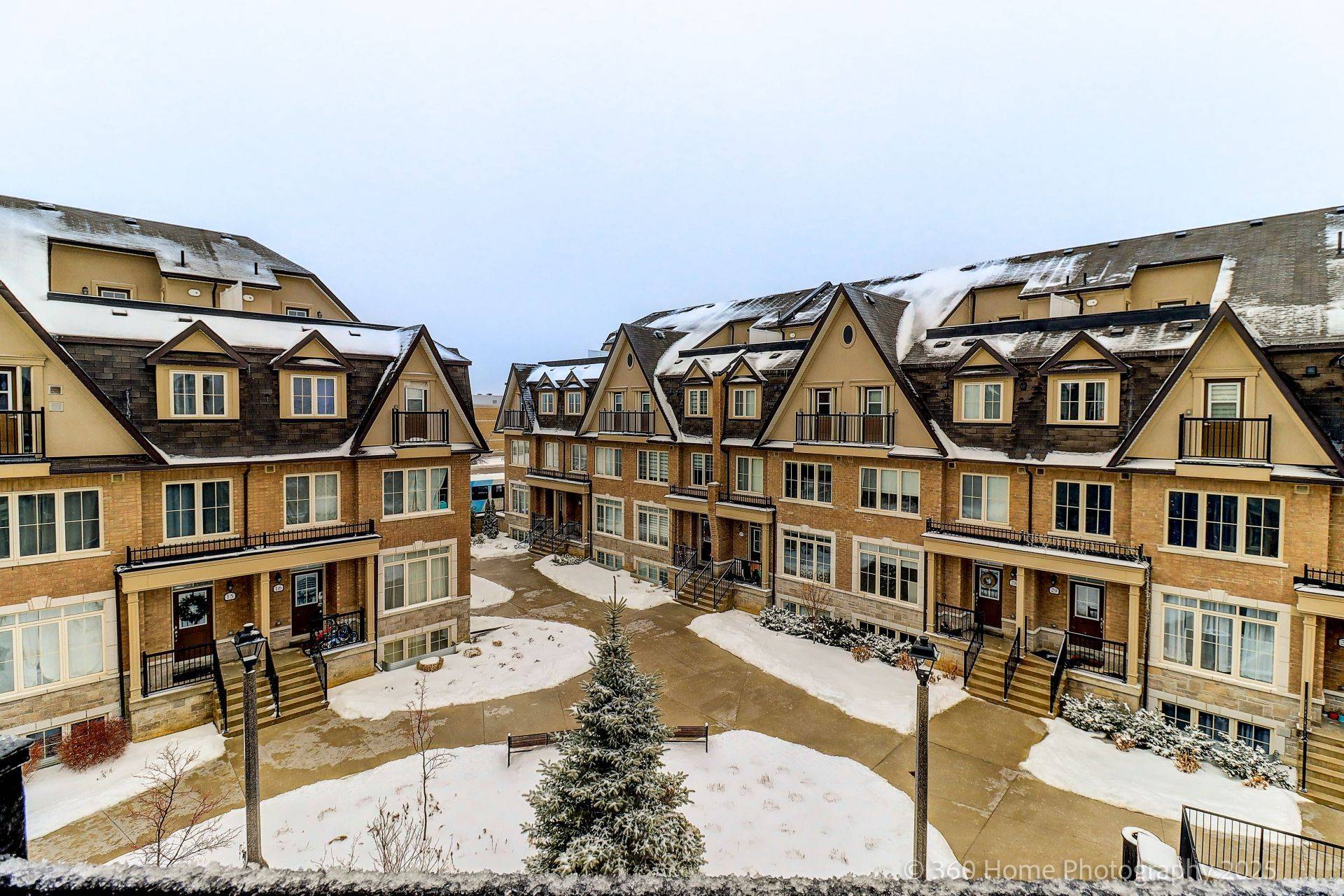 Vaughan, ON L6A 5B1,181 Parktree DR #33