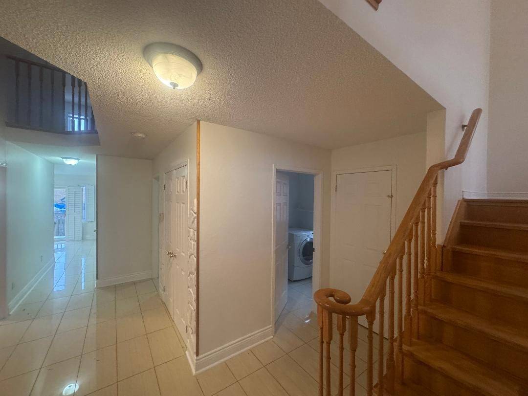 Mississauga, ON L5B 4C2,306 Cossack CRES #MAIN AND UPPER