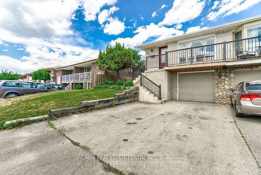 Mississauga, ON L5C 1Z5,3385 Ellengale DR #Main + 2 Lower Levels