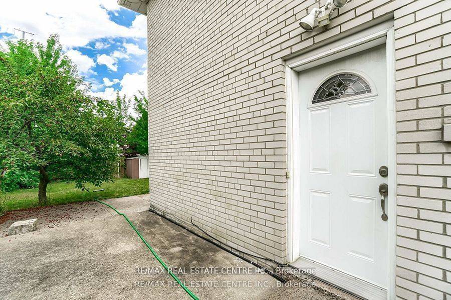 Mississauga, ON L5C 1Z5,3385 Ellengale DR #Main + 2 Lower Levels