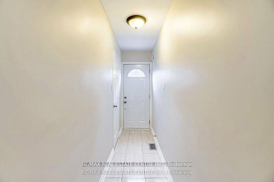 Mississauga, ON L5C 1Z5,3385 Ellengale DR #Main + 2 Lower Levels