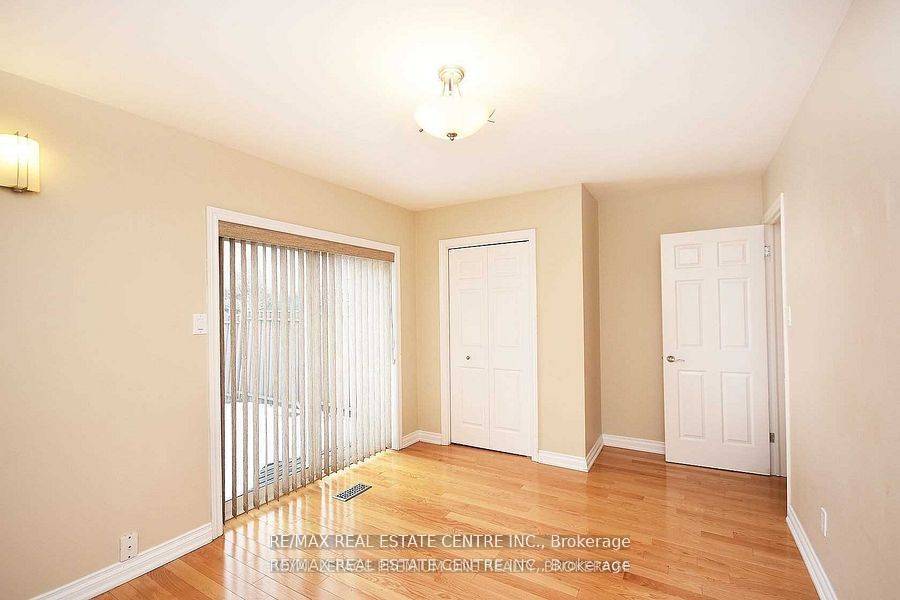 Mississauga, ON L5C 1Z5,3385 Ellengale DR #Main + 2 Lower Levels