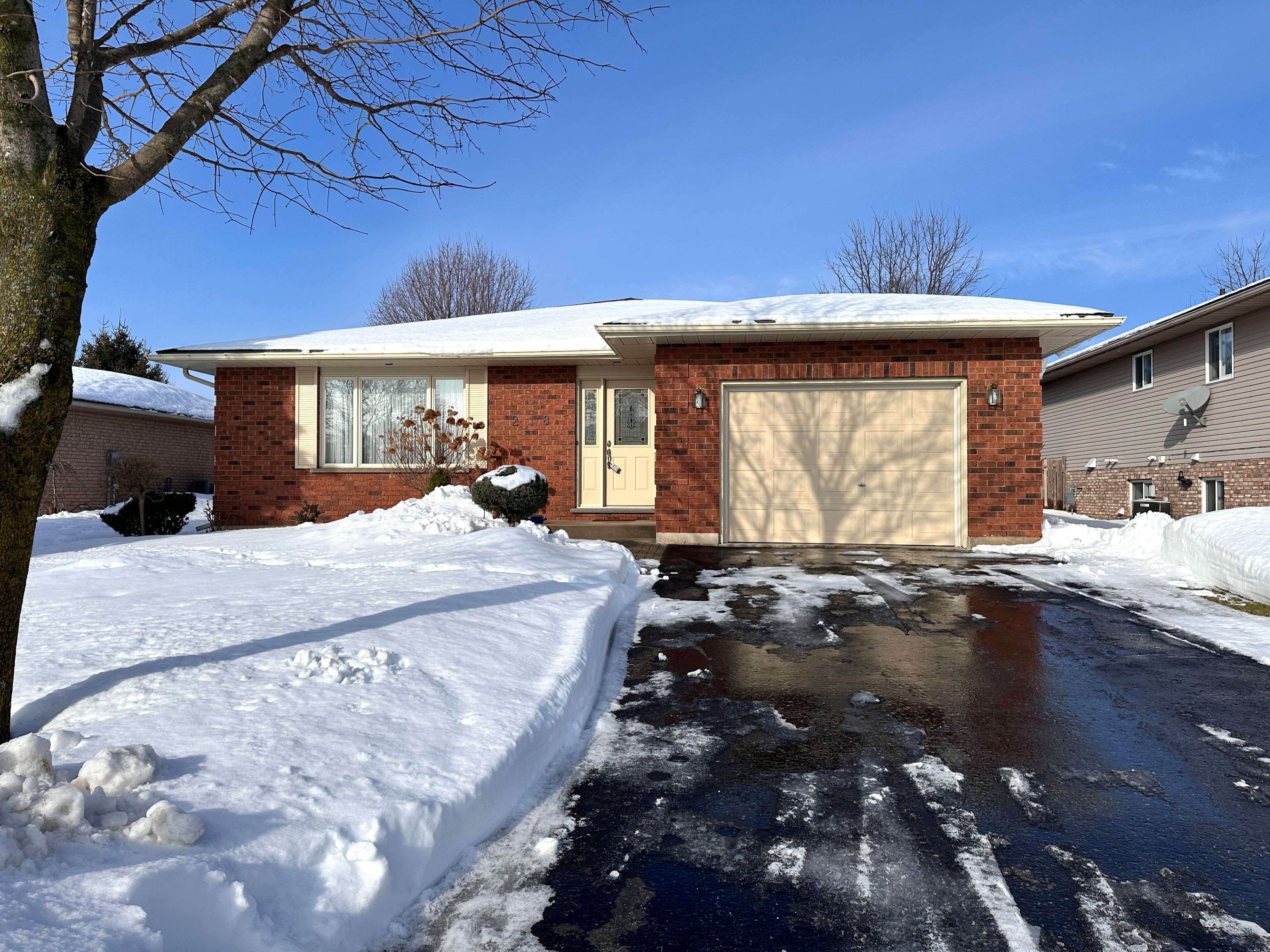 Hanover, ON N4N 3S2,218 4th Street CRES