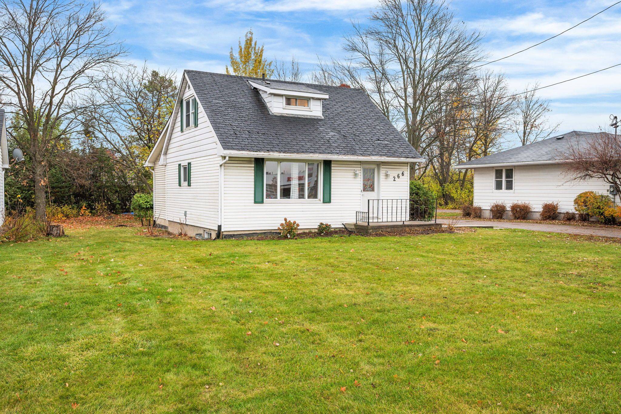 Arnprior, ON K7S 2M2,266 Daniel ST S