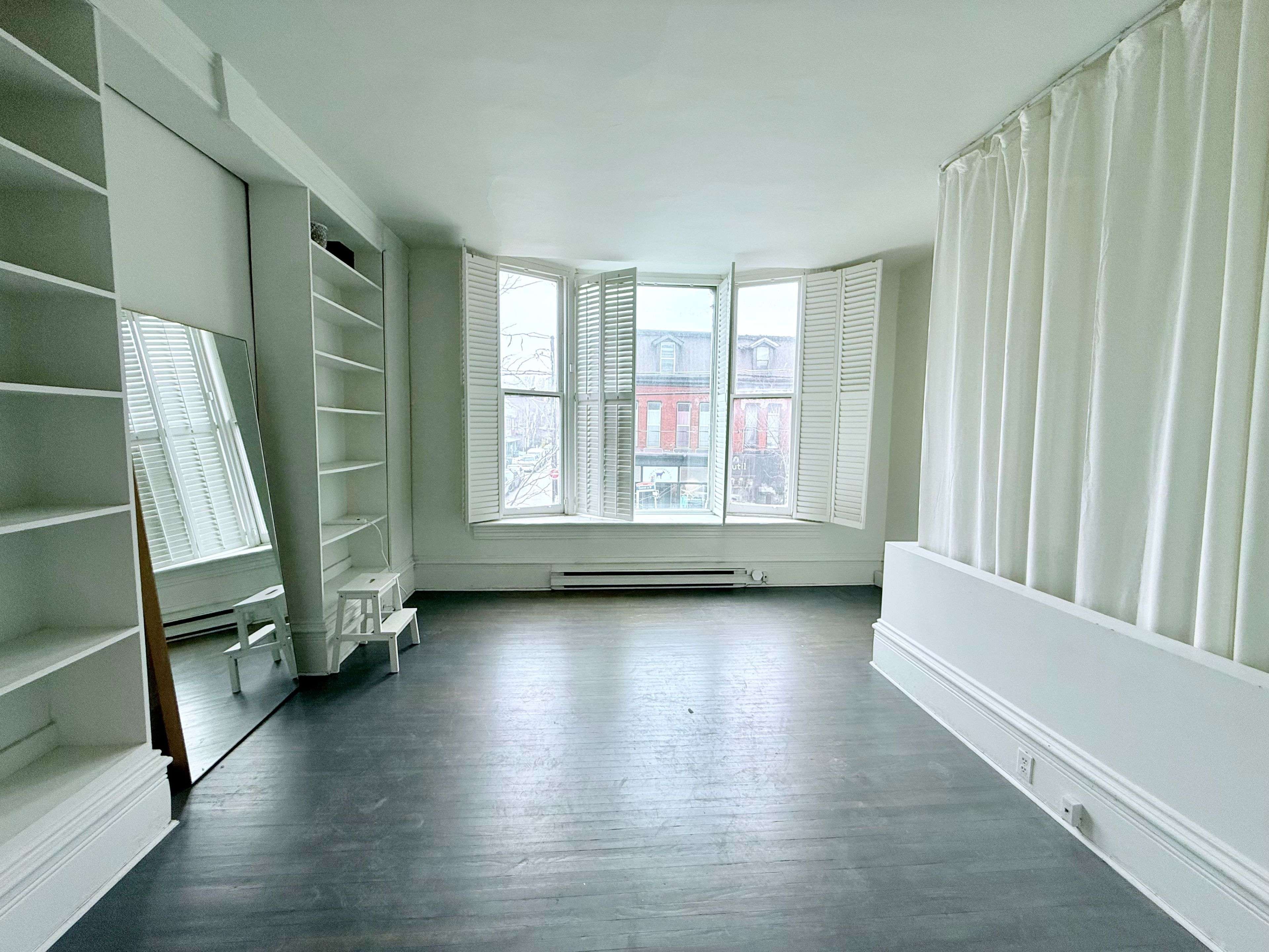 Toronto C01, ON M6J 1G1,789 Queen ST W #2&3Flr