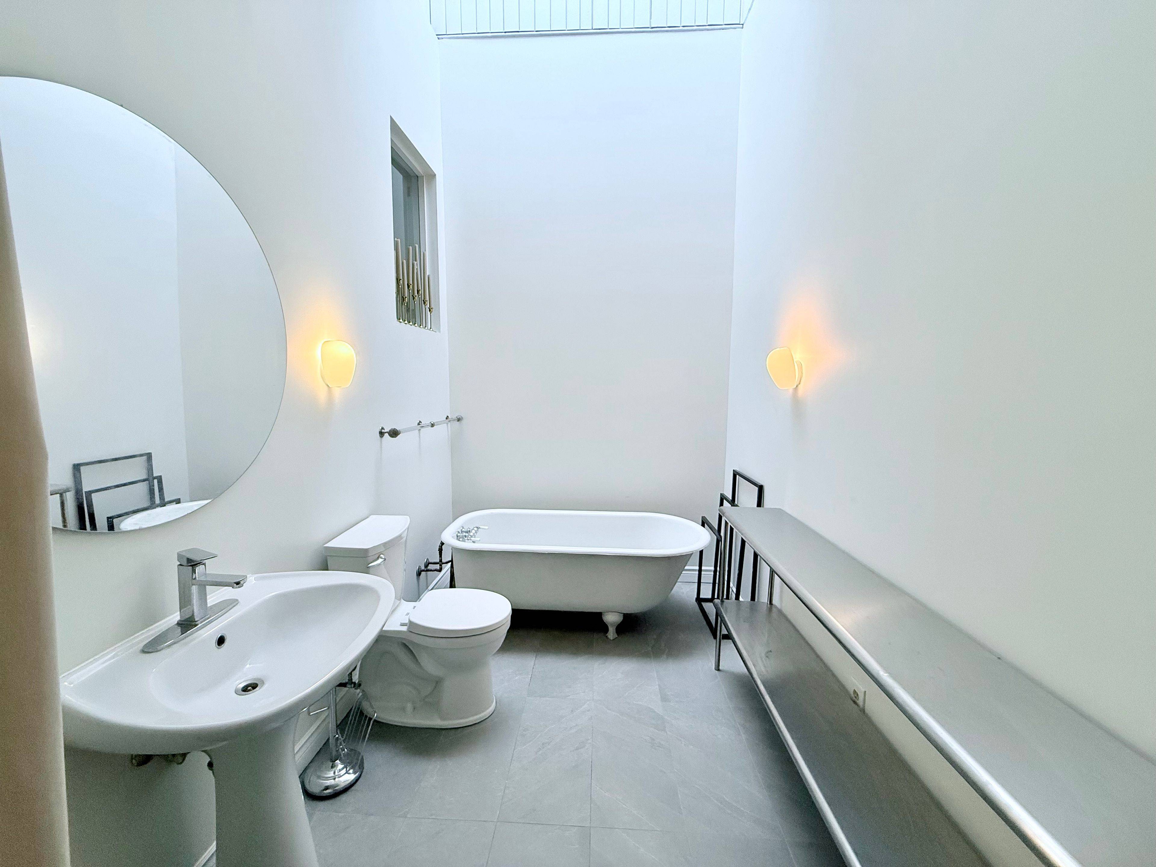 Toronto C01, ON M6J 1G1,789 Queen ST W #2&3Flr