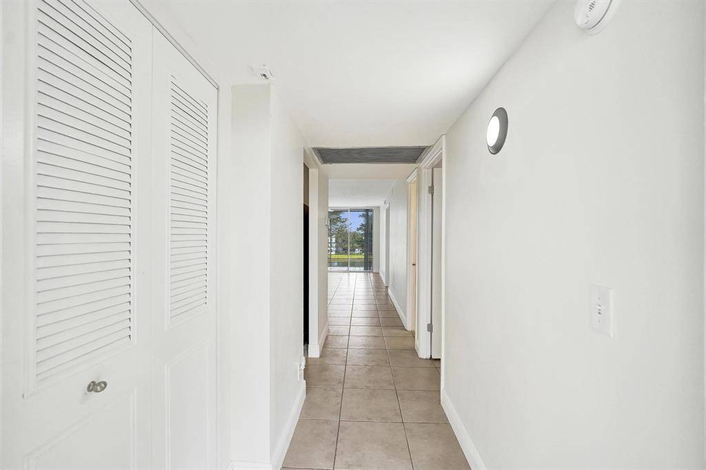 Davie, FL 33324,9430 Poinciana Pl #415