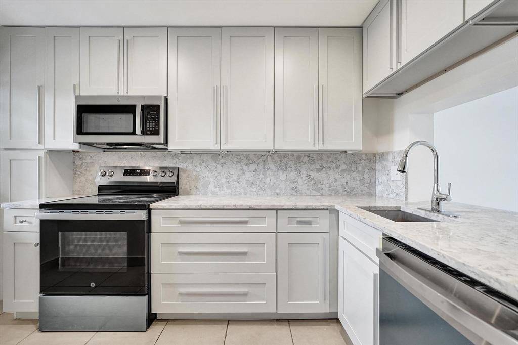 Davie, FL 33324,9430 Poinciana Pl #415