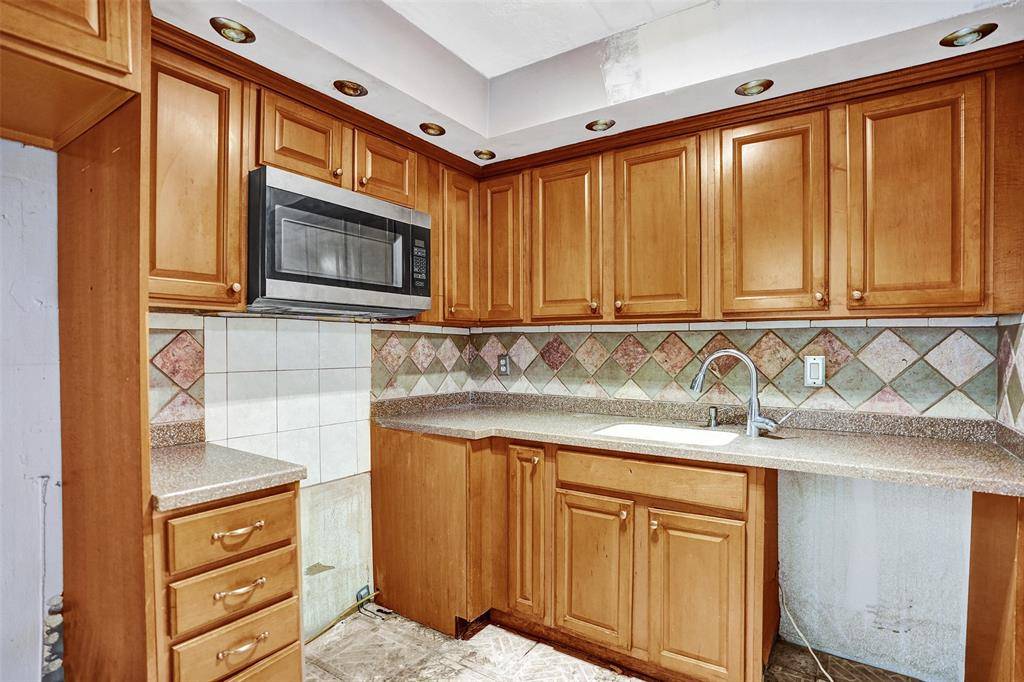 Lauderdale Lakes, FL 33311,2801 Somerset Dr #101